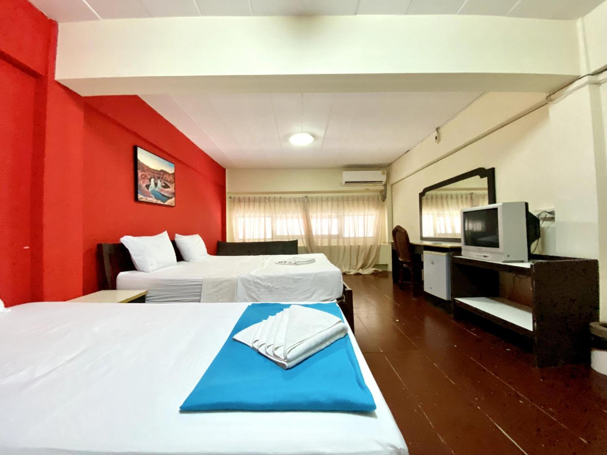Patong Adventure Hostel Exteriör bild