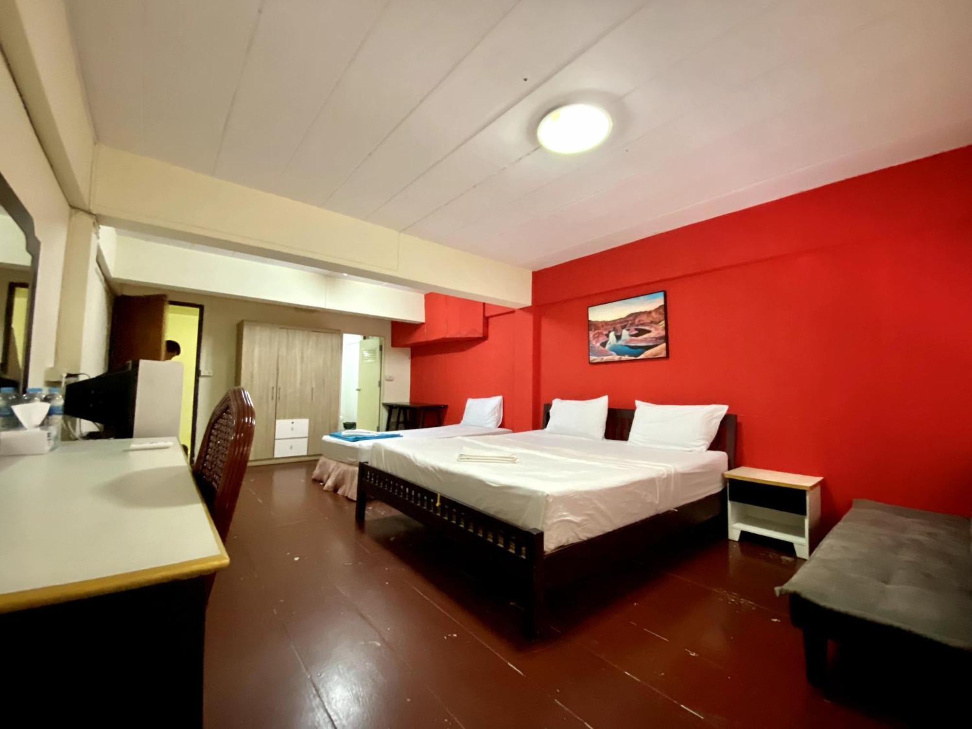 Patong Adventure Hostel Exteriör bild